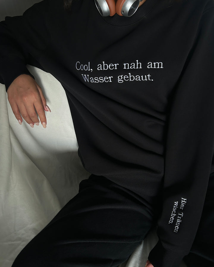 "Cool, aber nah am Wasser gebaut." Rundhals-Sweatshirt