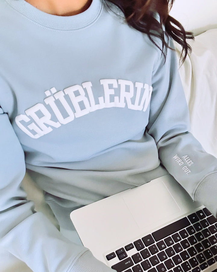 "Grüblerin" Rundhals-Sweatshirt – Alles wird gut.