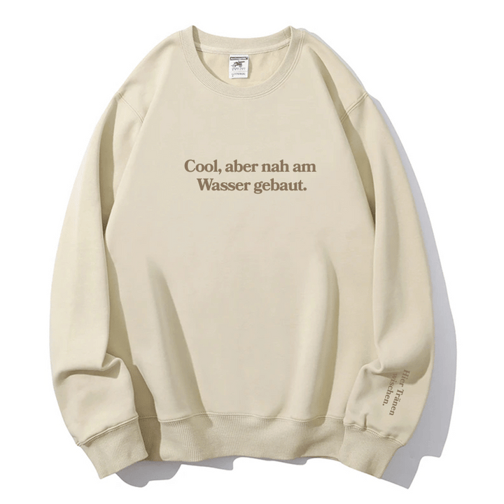 "Cool, aber nah am Wasser gebaut." Rundhals-Sweatshirt