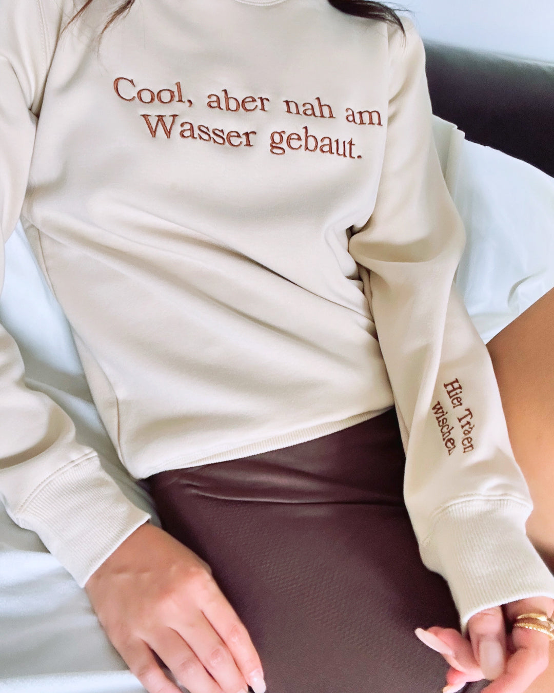 "Cool, aber nah am Wasser gebaut." Rundhals-Sweatshirt