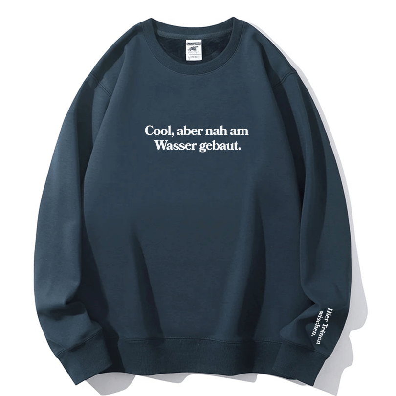 "Cool, aber nah am Wasser gebaut." Rundhals-Sweatshirt