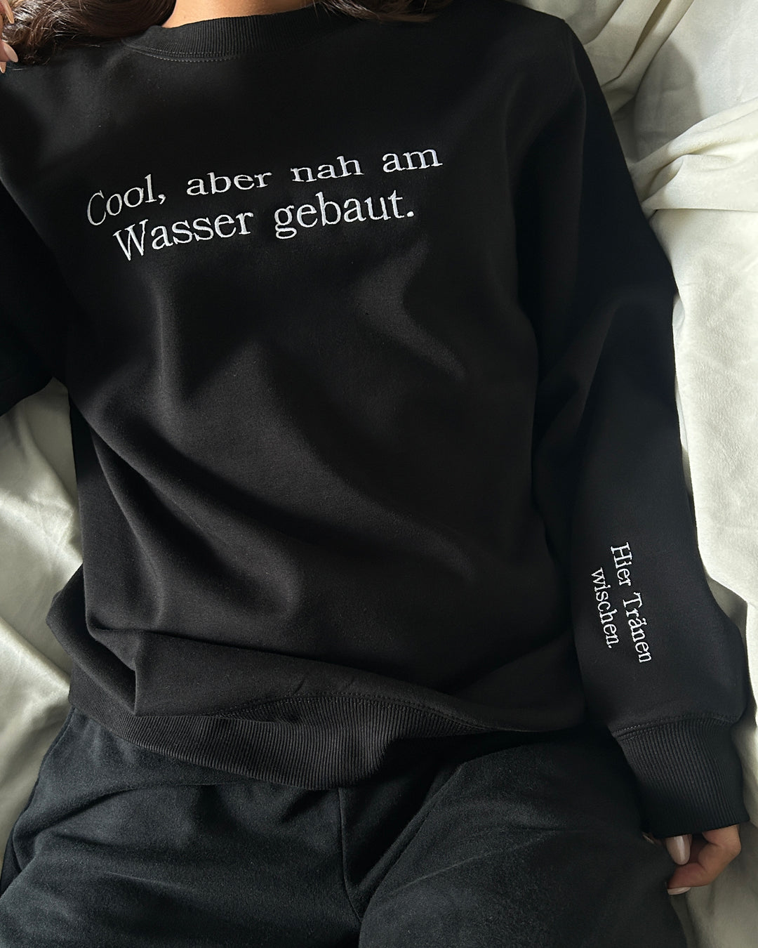 "Cool, aber nah am Wasser gebaut." Rundhals-Sweatshirt