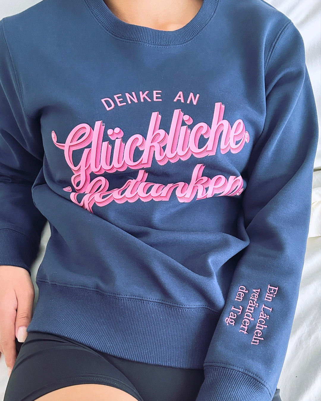 "Denke an glückliche Gedanken" Rundhals-Sweatshirt