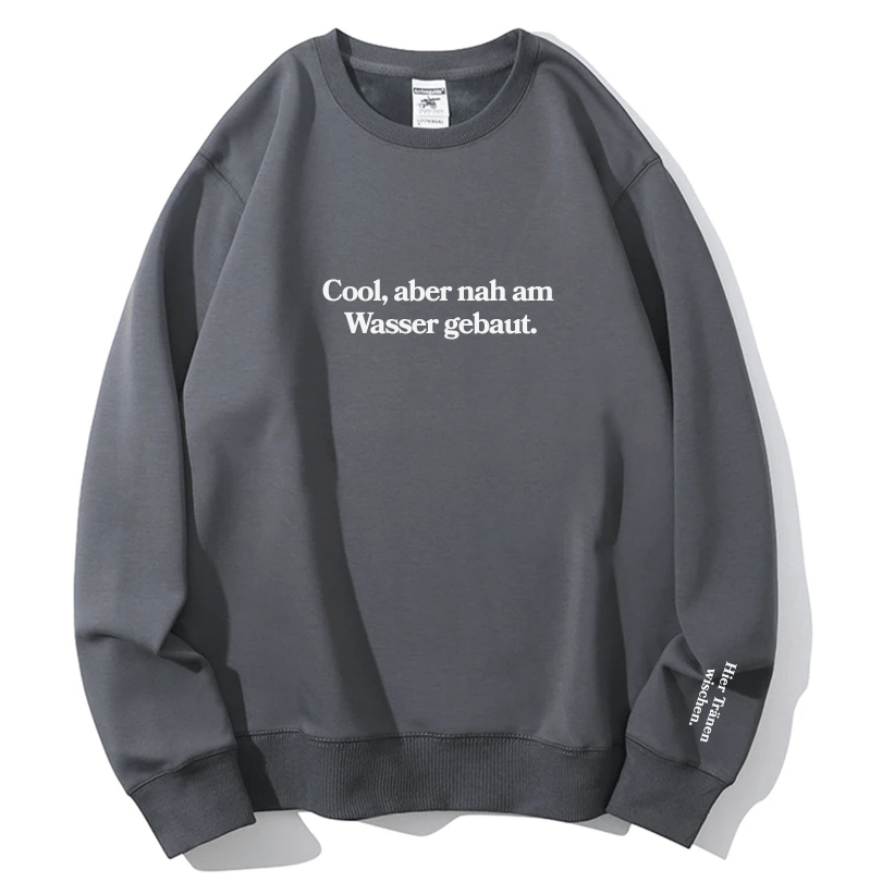 "Cool, aber nah am Wasser gebaut." Rundhals-Sweatshirt