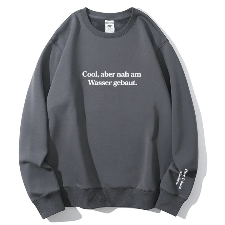 "Cool, aber nah am Wasser gebaut." Rundhals-Sweatshirt