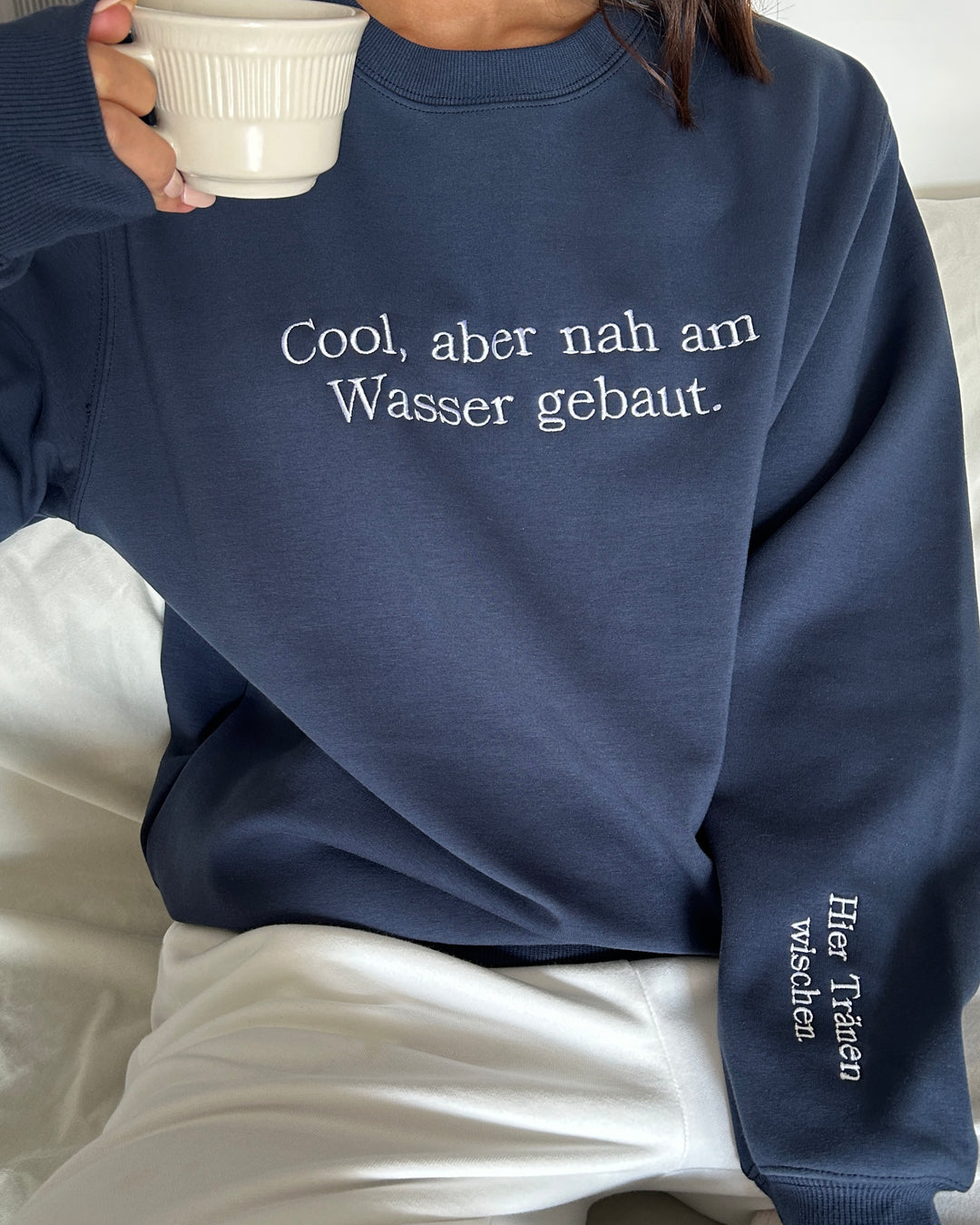 "Cool, aber nah am Wasser gebaut." Rundhals-Sweatshirt