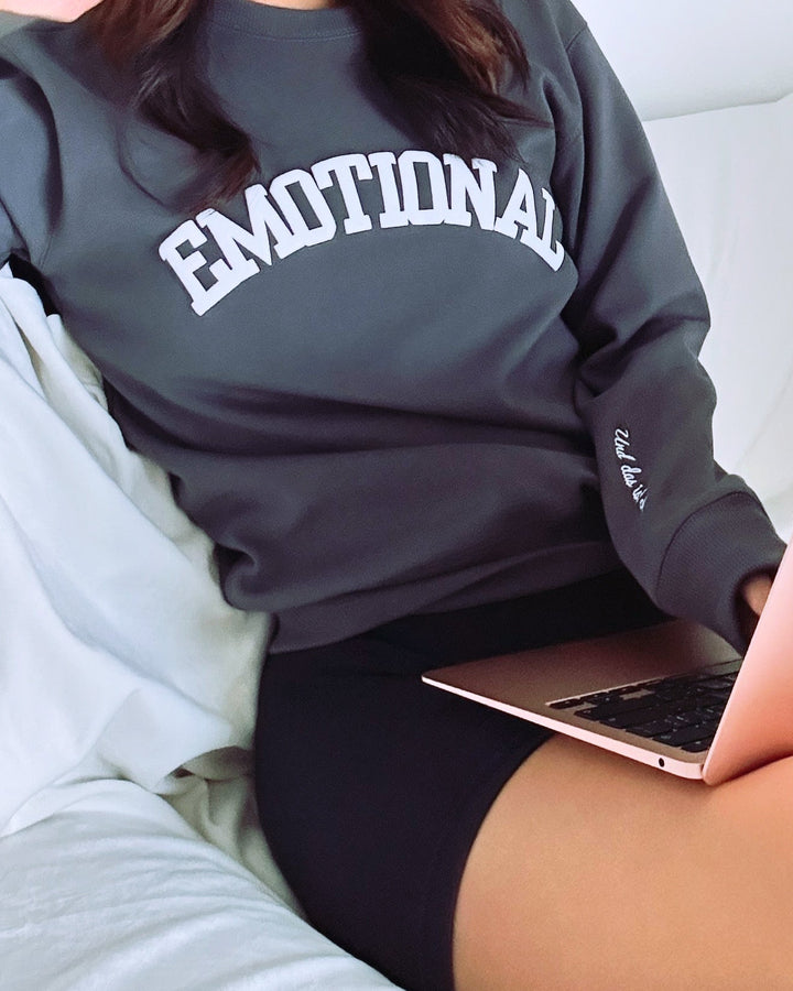 "Emotional" Rundhals-Sweatshirt – Und das ist okay.