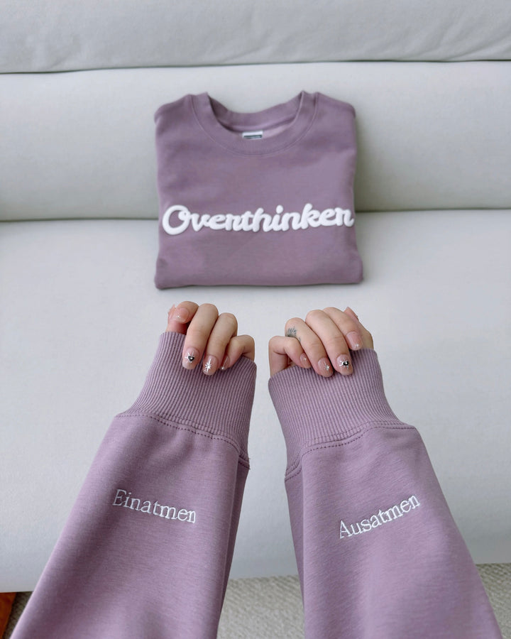 "Overthinker" Rundhals-Sweatshirt – Einatmen & Ausatmen