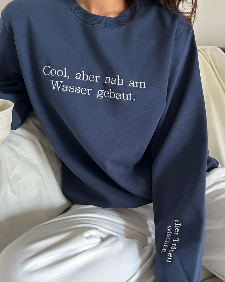 "Cool, aber nah am Wasser gebaut." Rundhals-Sweatshirt