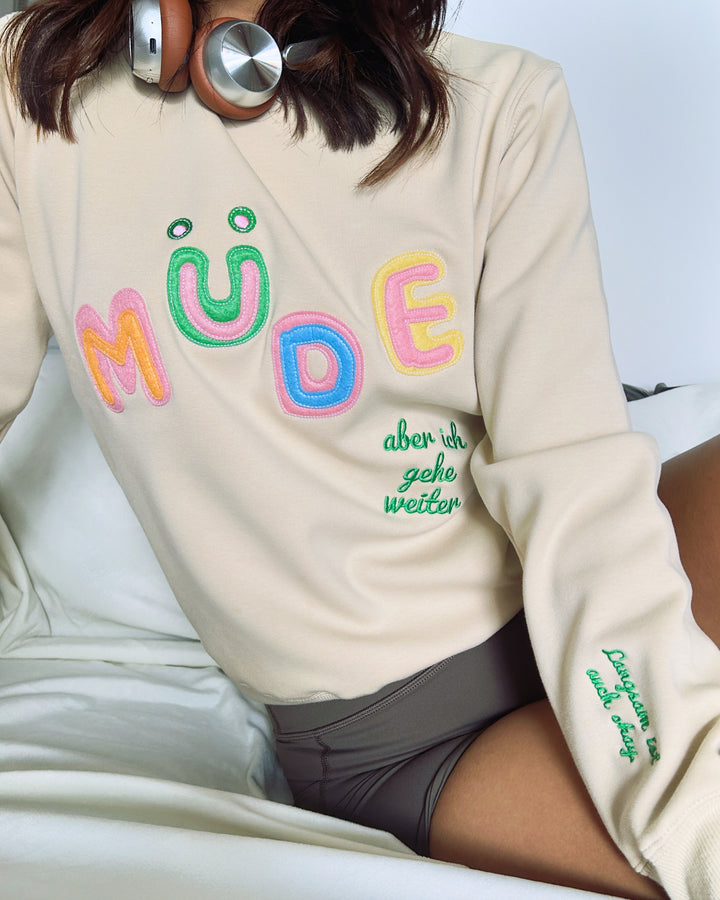 "Müde (aber ich gehe weiter) " Rundhals-Sweatshirt - Langsam ist auch okay.