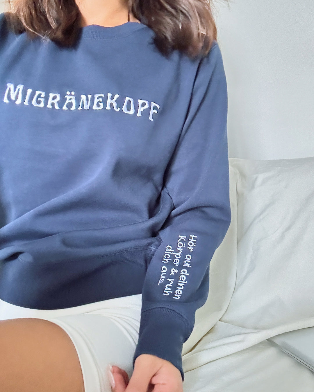 "Migränekopf" Rundhals-Sweatshirt – Hör auf deinen Körper & ruh dich aus.