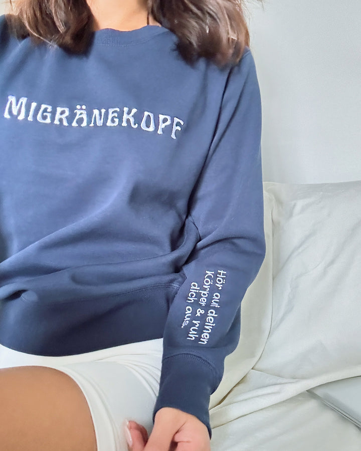 "Migränekopf" Rundhals-Sweatshirt – Hör auf deinen Körper & ruh dich aus.