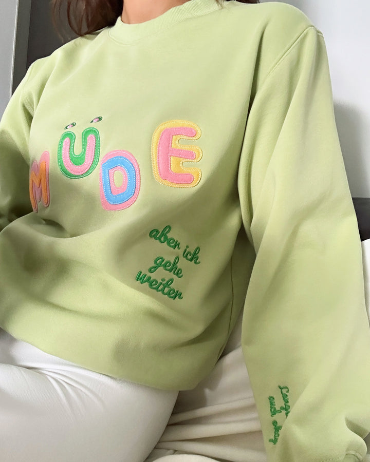"Müde (aber ich gehe weiter) " Rundhals-Sweatshirt - Langsam ist auch okay.