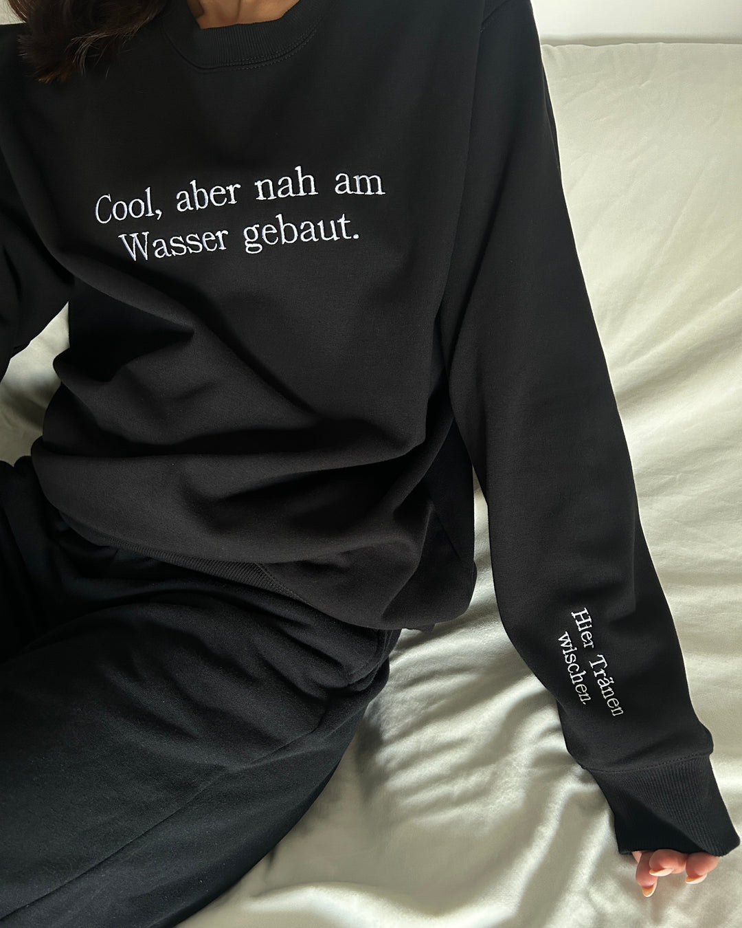 "Cool, aber nah am Wasser gebaut." Rundhals-Sweatshirt