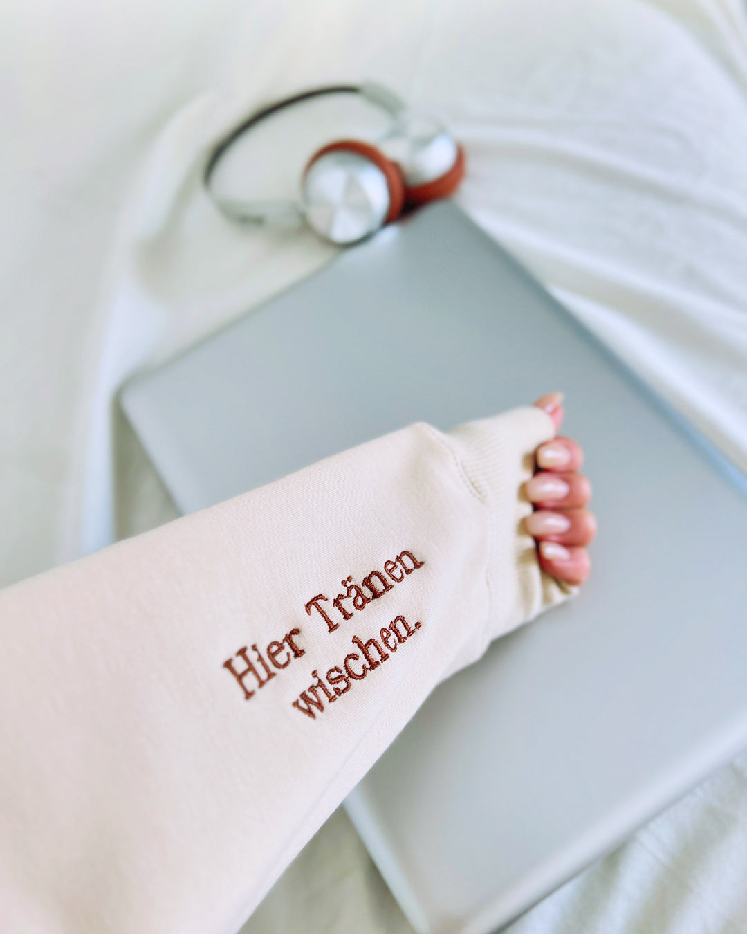 "Cool, aber nah am Wasser gebaut." Rundhals-Sweatshirt