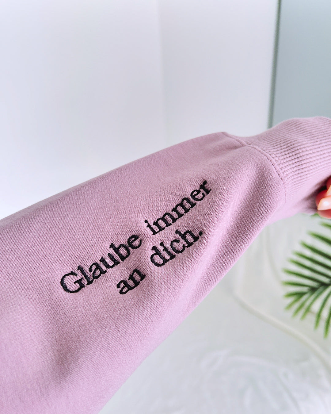 "DU SCHAFFST DAS" Rundhals-Sweatshirt – Glaube immer an dich.