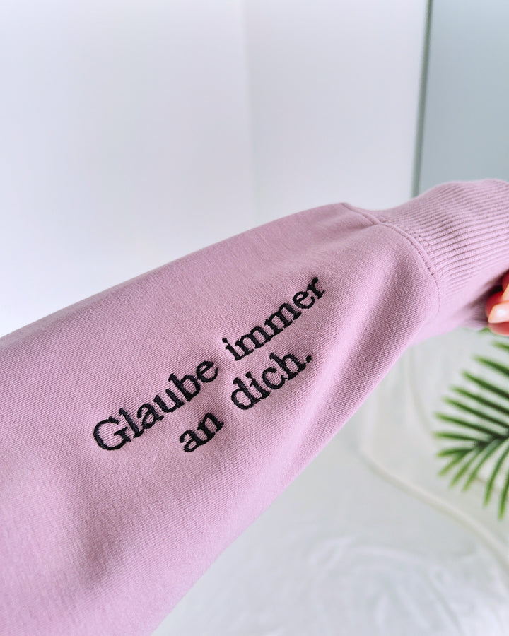"DU SCHAFFST DAS" Rundhals-Sweatshirt – Glaube immer an dich.