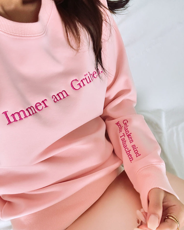 "Immer am Grübeln." Rundhals-Sweatshirt – Gedanken sind keine Tatsachen.