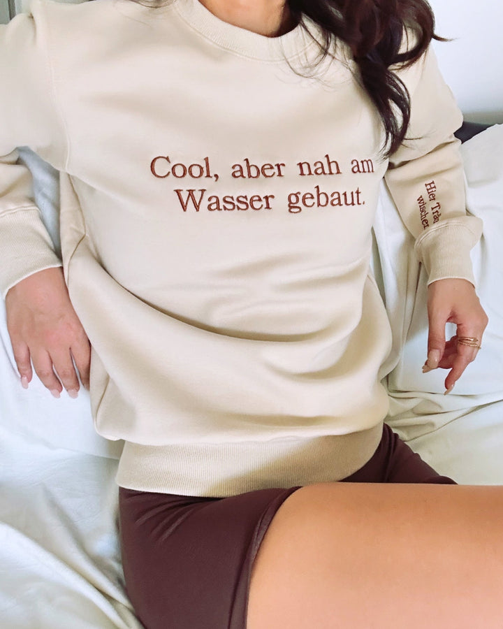 "Cool, aber nah am Wasser gebaut." Rundhals-Sweatshirt