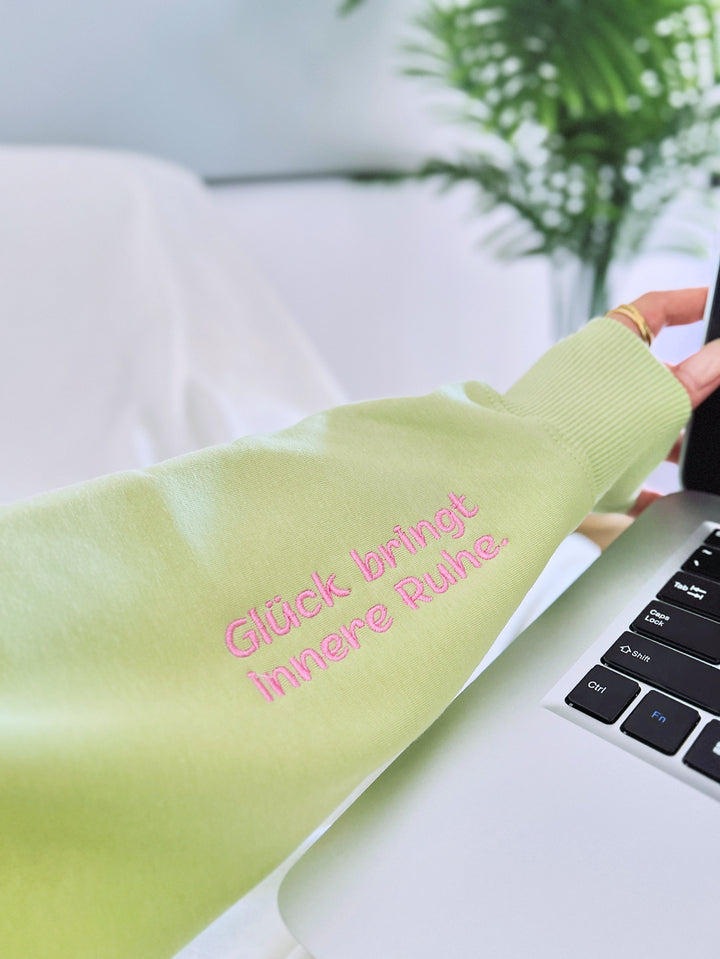 "Glück" Rundhals-Sweatshirt – Glück bringt innere Ruhe.