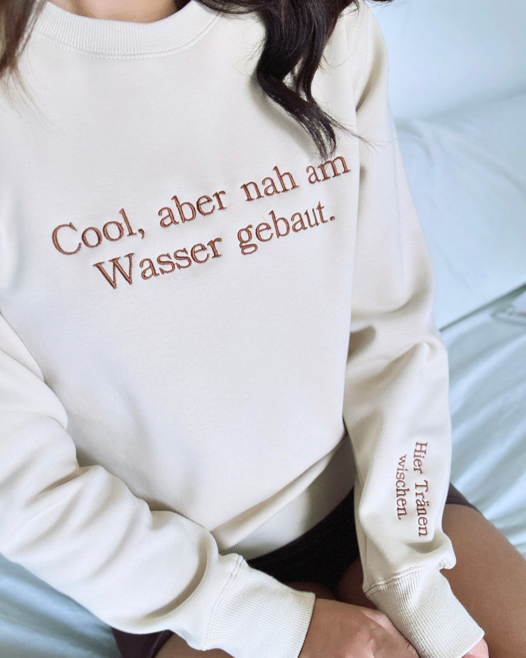 "Cool, aber nah am Wasser gebaut." Rundhals-Sweatshirt