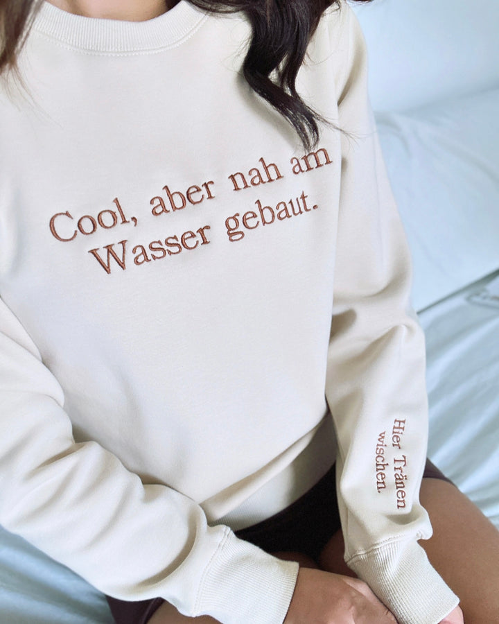"Cool, aber nah am Wasser gebaut." Rundhals-Sweatshirt