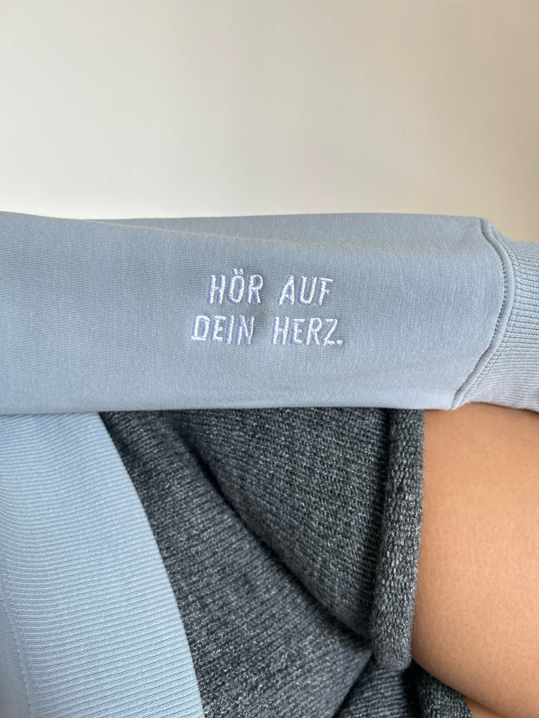 "Zwiespalt" Rundhals-Sweatshirt – Hör auf dein Herz.