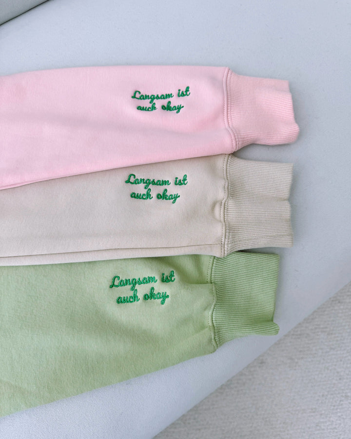 "Müde (aber ich gehe weiter) " Rundhals-Sweatshirt - Langsam ist auch okay.