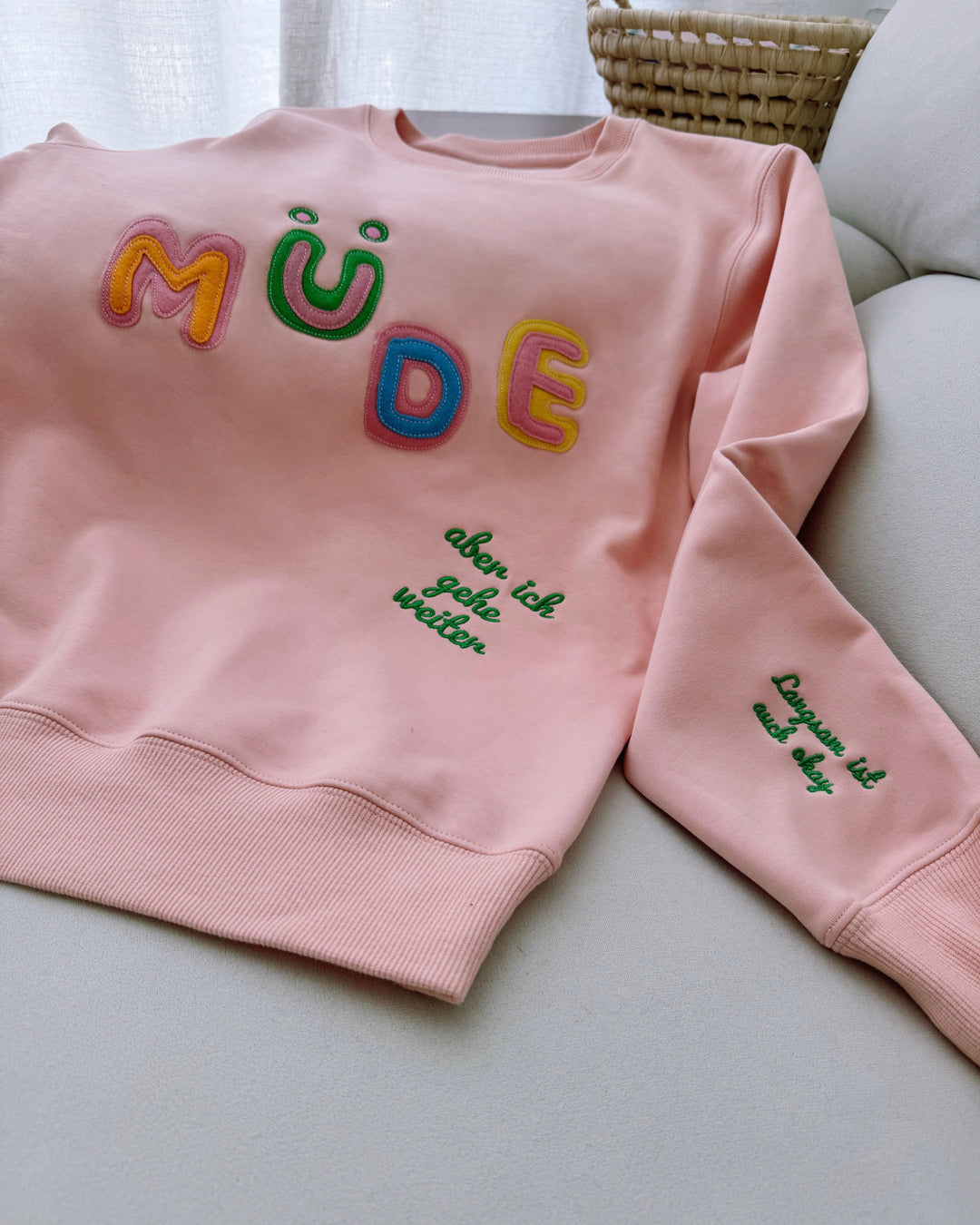 "Müde (aber ich gehe weiter) " Rundhals-Sweatshirt - Langsam ist auch okay.