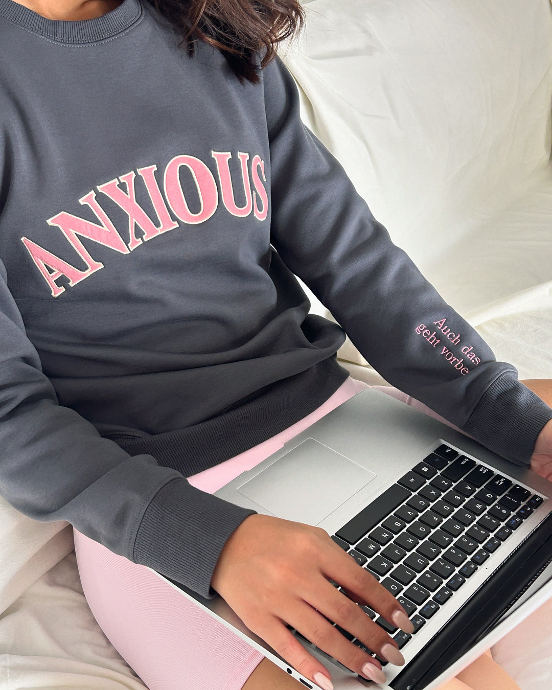 "ANXIOUS" Rundhals-Sweatshirt - Auch das geht vorbei.